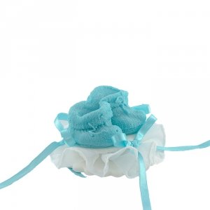 Buciki niebieskie na tiulu - dekoracja tortu na chrzest