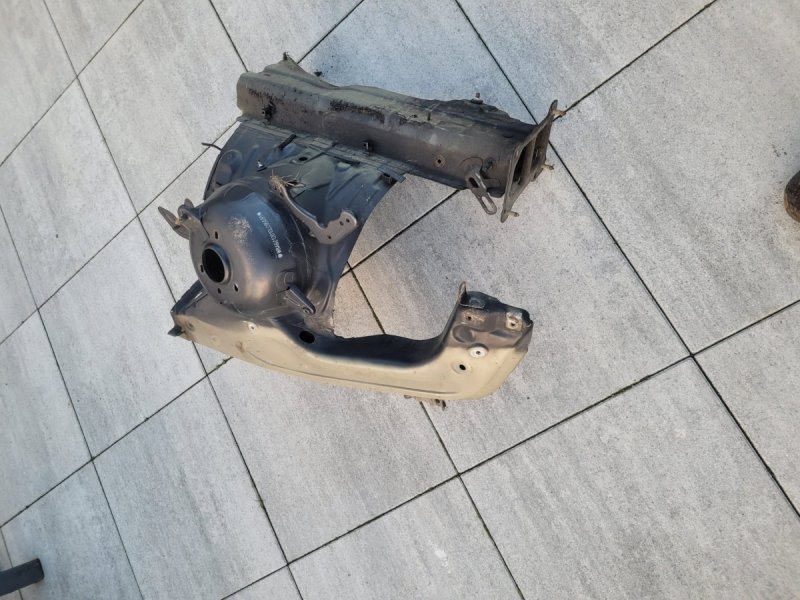 ĆWIARTKA PRAWA KIELICH GIRA PODŁUŻNICA  BMW Z4 E85 CZARNA