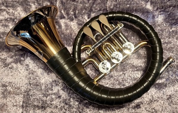 KUEHNL&amp;HOYER róg myśliwski pszczyński wentylowy „Plesshorn” z wentylami obrotowymi 1305L (411 11) nr seryjny nie posiada, lakierowany, z pokrowcem, instrument używany, stan dobry