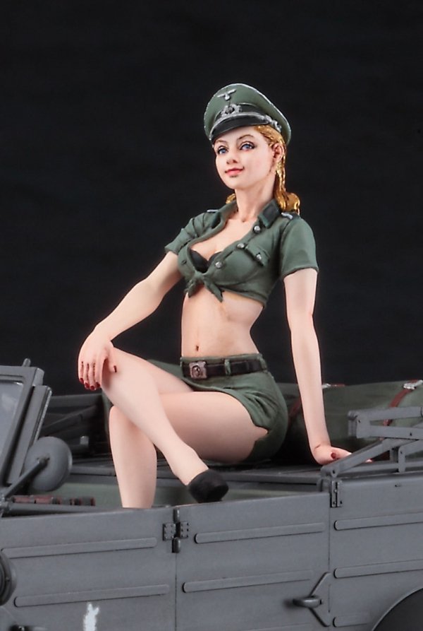 Hasegawa SP-453-52253 Pkw.K1 Kübelwagen Type 82 w/Blond Girl's Figure 1/24
