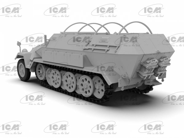 ICM 35113 Sd.Kfz. 251/8 Ausf. A Krankenpanzerwagen 1/35