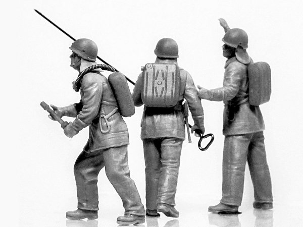 ICM 35902 Chernobyl 2 Fire Fighters 1/35