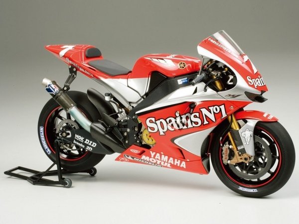 Tamiya 14100 Yamaha YZR-M1 '04 No.7/No.33 1/12