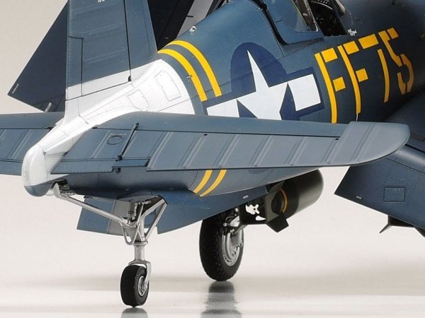 Tamiya 60327 1/32 F4U-1D Corsair