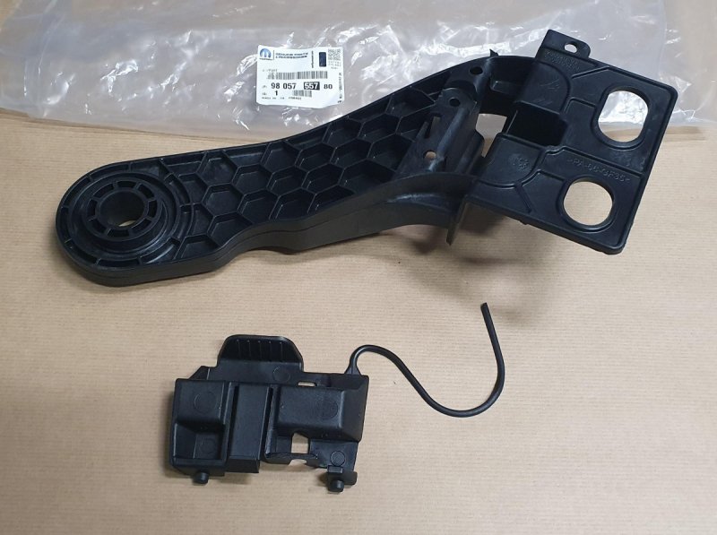   Support de réservoir AdBlue Peugeot 308 II 1.6 HDI, 9805755780, 9805755780, 