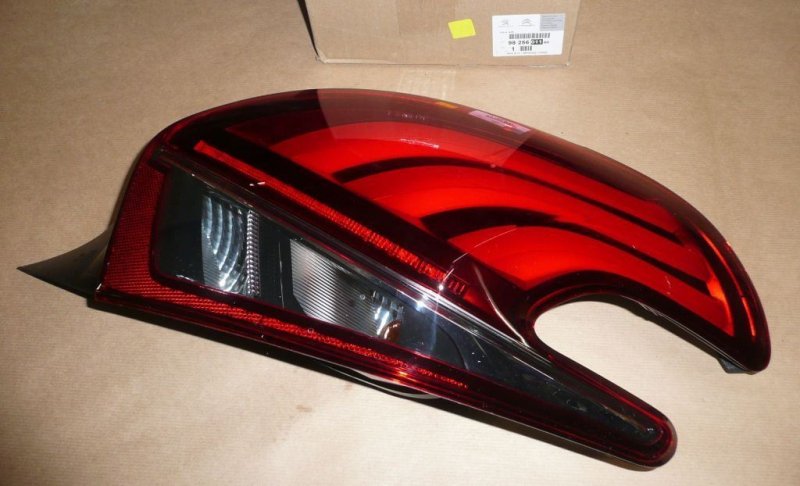 Feu arrière droit pour Peugeot 208, 9825601180, 9825601180