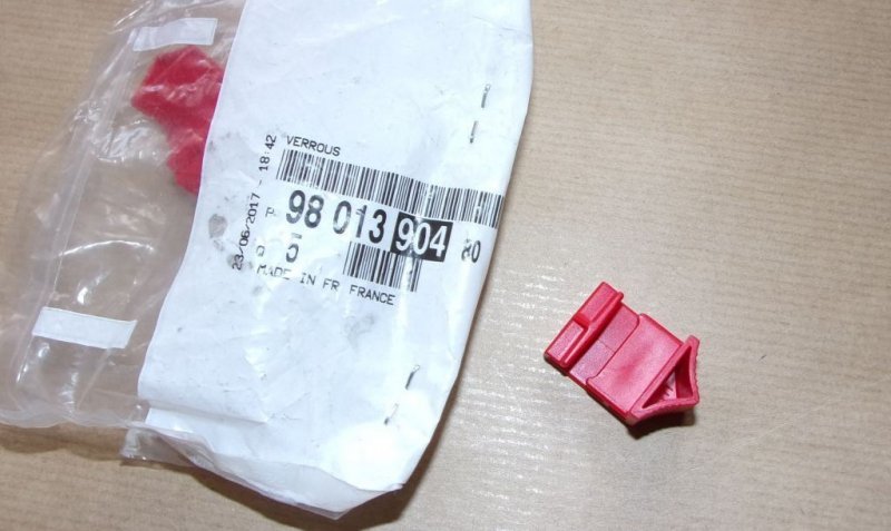 Attache du couvercle de la boîte à fusibles Citroën C4 Picasso II, 9801390480, 9801390480, 