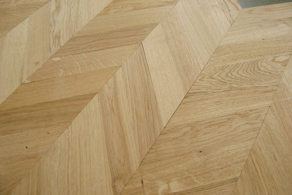 Parkiet lamelowy jodełka francuska na siatce kl.I 10x50x191mm