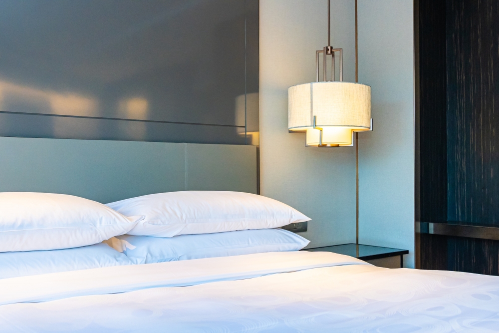 Oświetlenie w sypialni: jak dobrać źródła światła, aby stworzyć relaksującą atmosferę?
