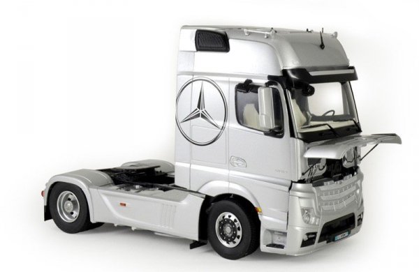 Italeri Mercedes Benz Actros MP4 Gigaspace