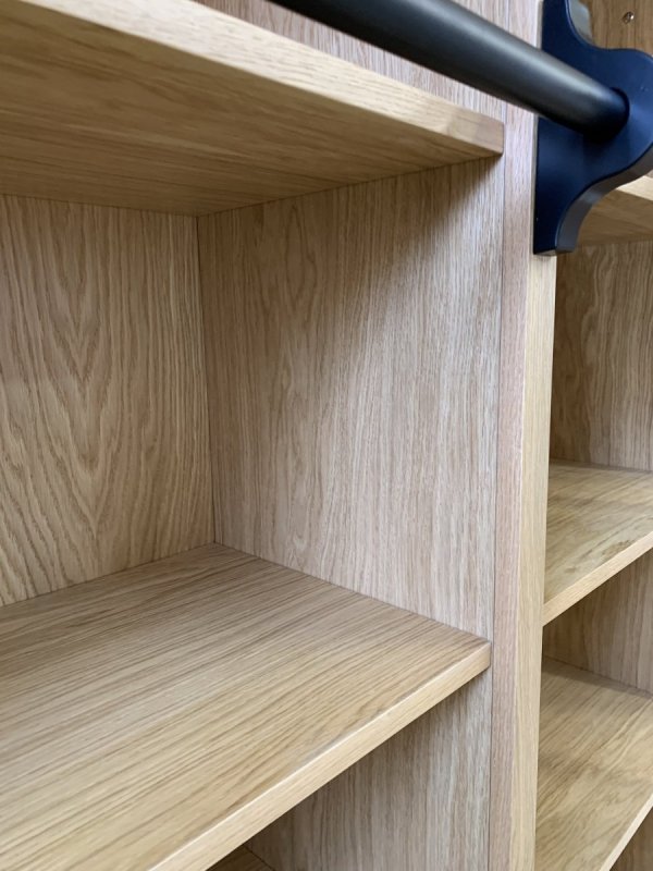 DREWNIANA BIBLIOTEKA Z DRABINKĄ