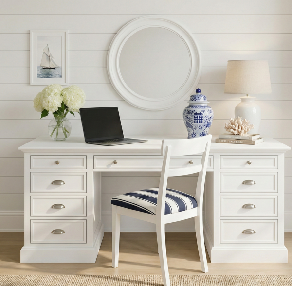 Białe biurko gabinetowe 160 cm w stylu Hamptons z dębowym blatem i białym krzesłem szczebelkowym.