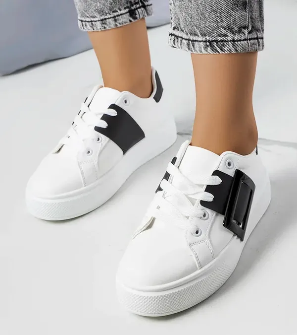 Białe sneakersy zdobione czarną klamerką Toni