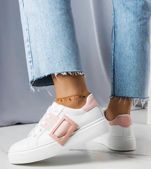 Białe sneakersy zdobione różową klamerką Toni