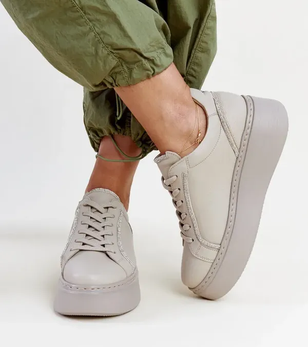 Ciemnobeżowe skórzane sneakersy z cyrkoniami Karino