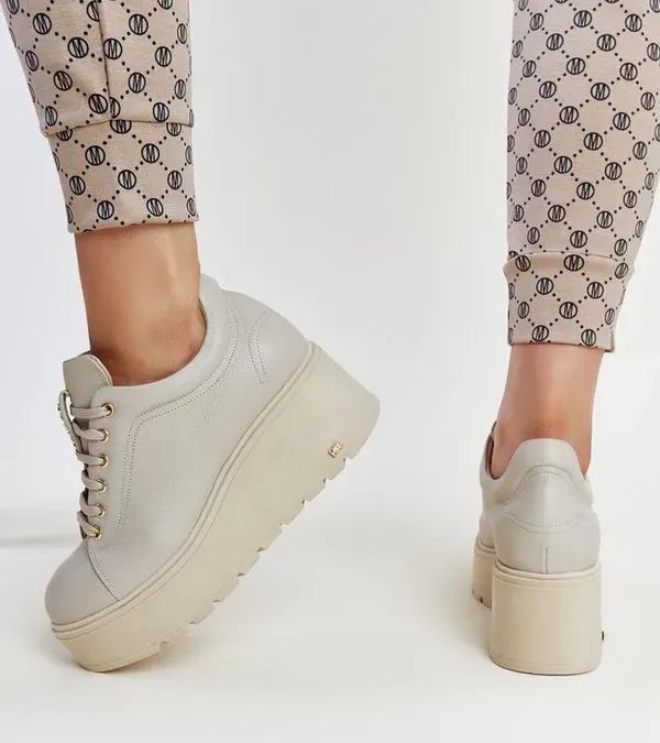 Beżowe skórzane sneakersy na koturnie Karino