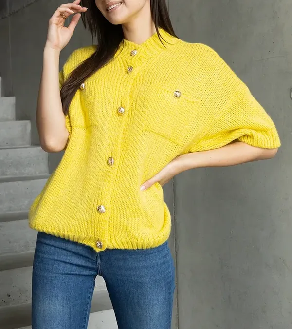 Sweter damski żólty z krótkim rękawem ozdobne guziki Shela