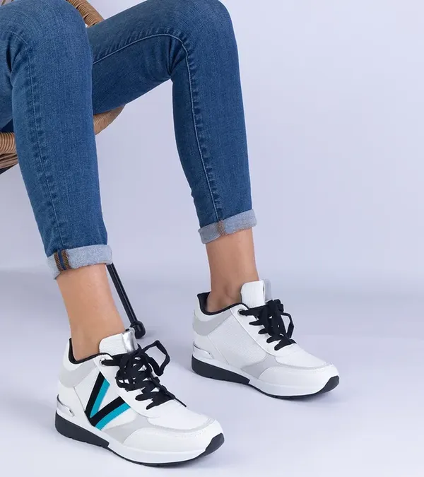 Białe sneakersy damskie na ukrytym koturnie Ninella