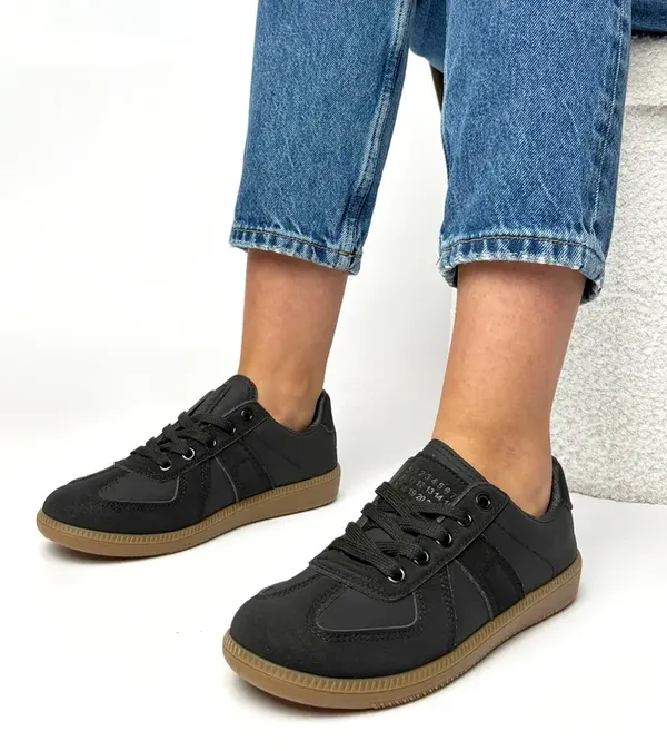 Czarne sneakersy na platformie Valentine