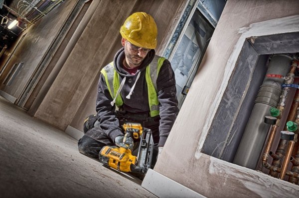 Gwoździarka DeWALT DCN692P2 XR Li-Ion 18 V 2-biegowa 2x 5,0 Ah 