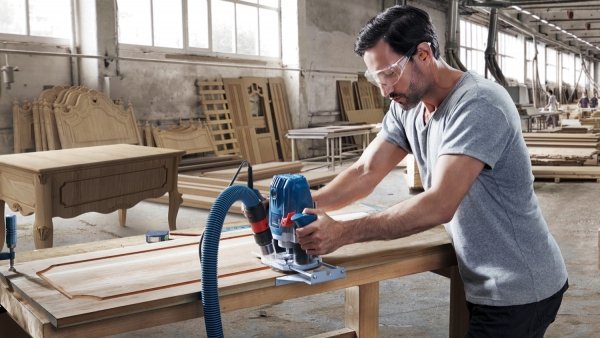 Frezarka górnowrzecionowa Bosch Professional GOF 130