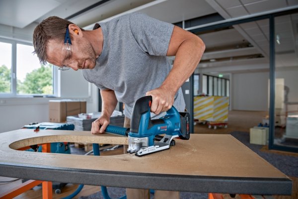 Akumulatorowa wyrzynarka Bosch GST 18V-155 BC 2x4.0h L-Boxx