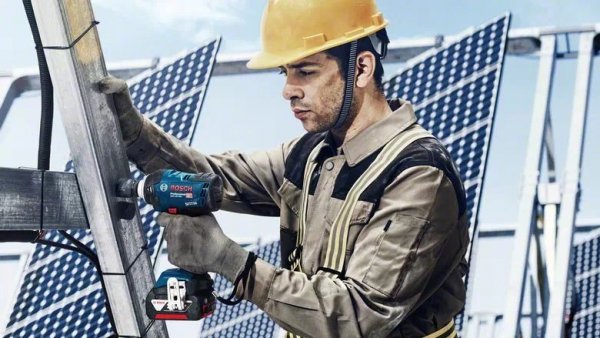 Akumulatorowy klucz udarowy Bosch GDS 18V-400 w walizce