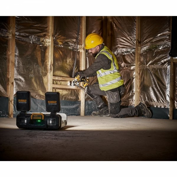 Skrzynia TOUGHSYSTEM DeWALT DWST08061-1 z lampą LED 4000lm 18V