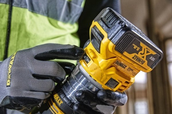 Frezarka akumulatorowa DeWALT DCW604N 18V XR 8MM (1/4&quot;)