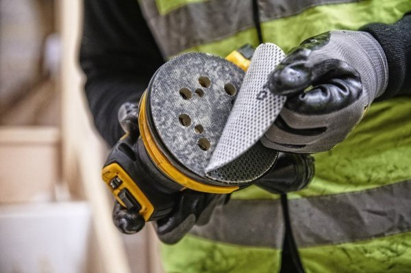 Akumulatorowa szlifierka mimośrodowa DeWALT DCW210NT 125 mm 18V z silnikiem bezszczotkowym 