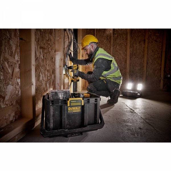 Skrzynia TOUGHSYSTEM DeWALT DWST08061-1 z lampą LED 4000lm 18V