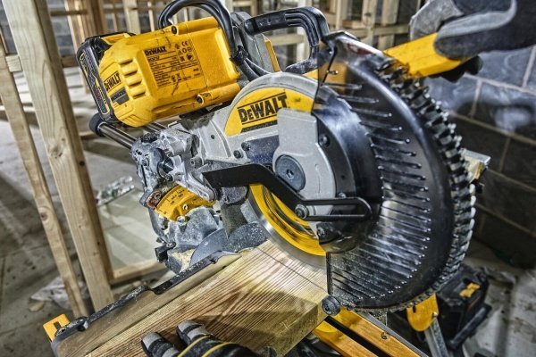 Pilarka ukosowa DeWALT DCS727 250mm 54V XR FLEXVOLT