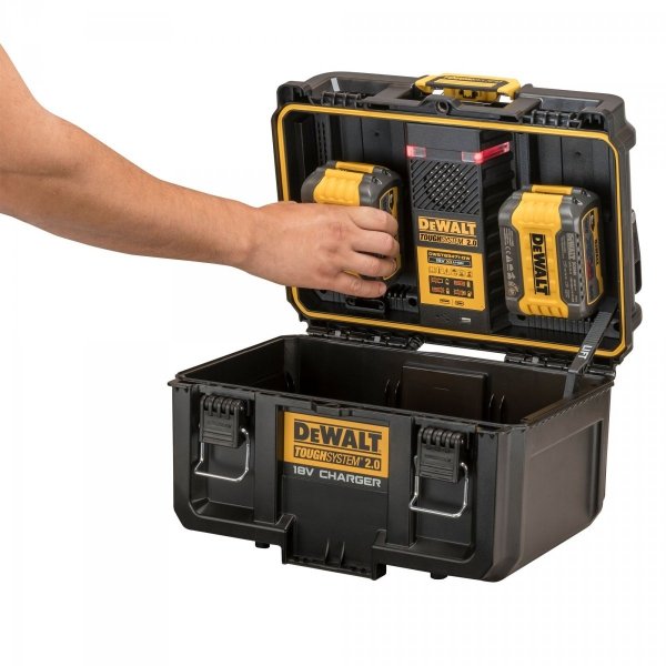 Walizka ToughSystem z ładowrką Dewalt DWST83471-QW