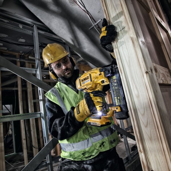 Gwoździarka do wykończeń DeWALT DCN680N 18GA 18V 15-54mm 