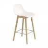 Muuto FIBER Hoker z Oparciem - Stołek Barowy 65 cm Biały / Drewniana Rama Naturalna
