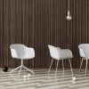Muuto FIBER ARMCHAIR WOOD BASE Krzesło - Białe z Tapicerowanym Siedziskiem w Kolorze Szarym /Drewniana Rama Naturalna