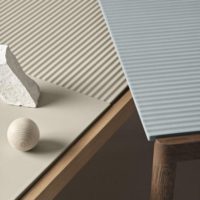 Muuto COUPLE Stolik Kawowy z Ceramicznym Blatem 84x80 cm / Jasny Dąb - Blat Wavy Niebieski Pale Blue