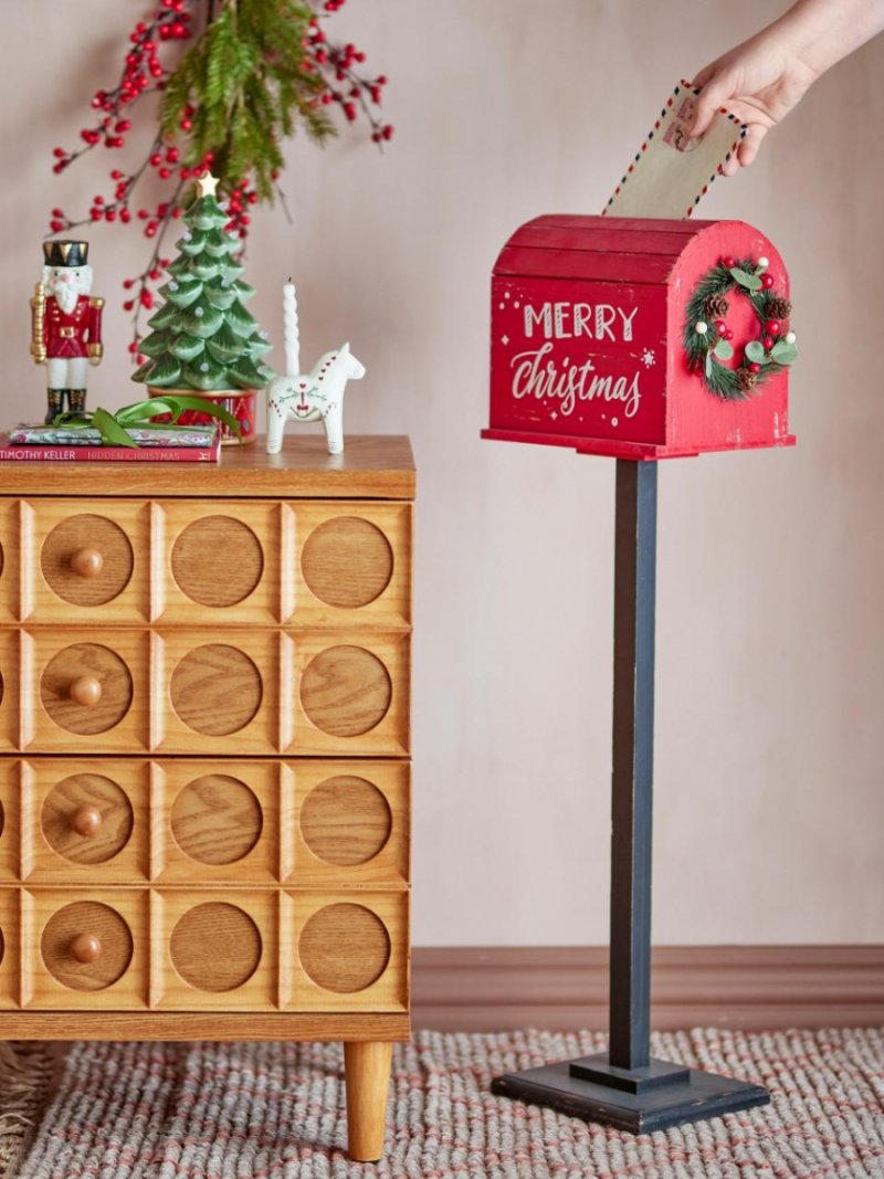 Dekoracyjna skrzynka pocztowa Carlo Deco Bloomingville w czerwonym kolorze