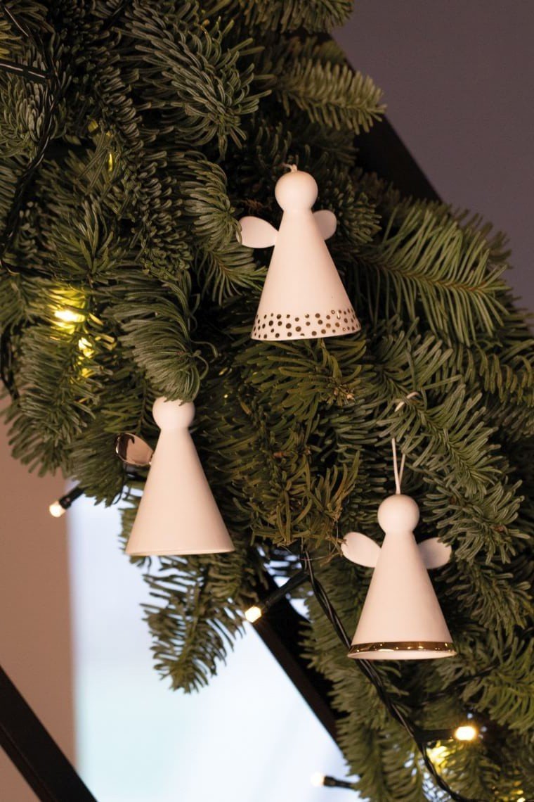 Rader CHRISTMAS Porcelanowa Zawieszka Świąteczna Anioł Dzwoneczek - Biały / Złoty Pasek