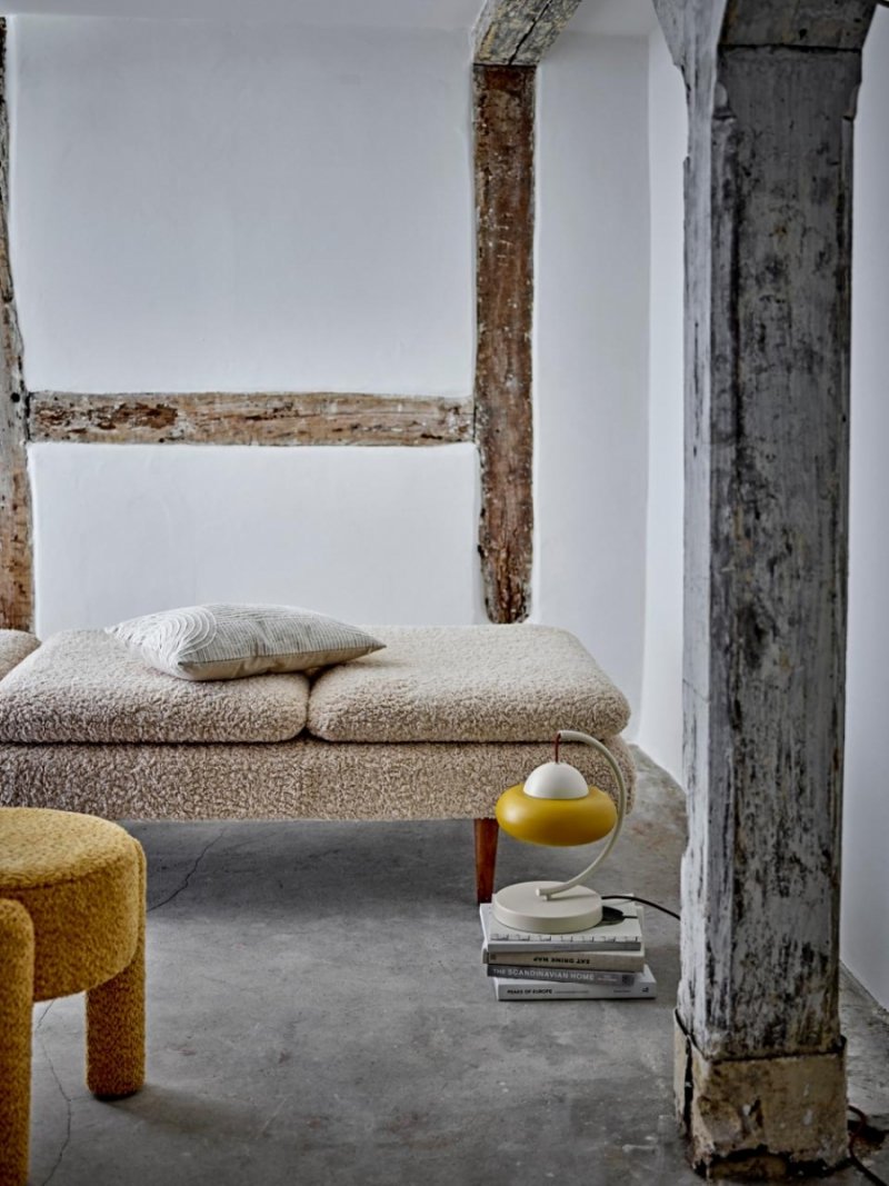 Stołek z tkaniny bouclé Bruno Bloomingville jako dekoracja lub siedzisko