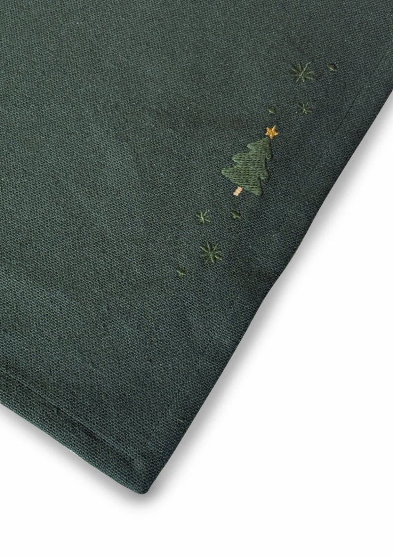 Zielona świąteczna podkładka stołowa Christmas Fable na stole