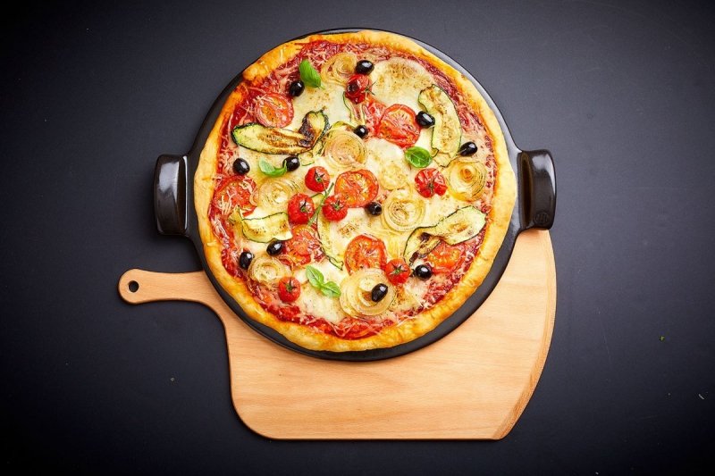 Emile Henry - Kamień do Pieczenia Pizzy 37 cm Gładki + Łopatka - Czarny