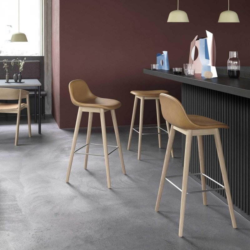 Muuto FIBER Hoker - Stołek Barowy 65 cm Czarny - Siedzisko Tapicerowane Brązową Skórą / Drewniana Rama Naturalna