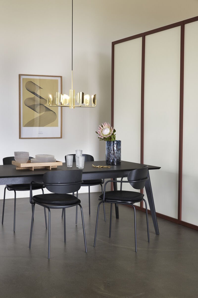 Sześcioramienny żyrandol Hübsch w skandynawskim stylu z eleganckim wykończeniem