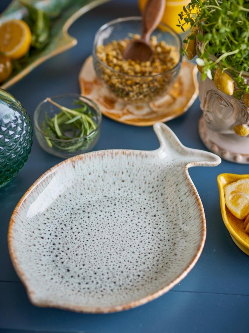 ekoracyjny talerz do serwowania z naturalnym wykończeniem