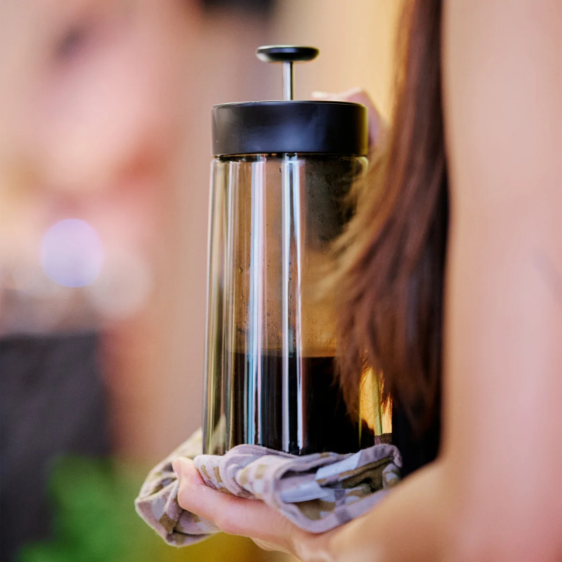 Zaparzacz French Press Jacob Jensen CoffeeCatcher na stole