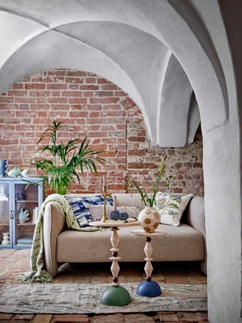 Rzeźbiony stolik Mannelli z dekoracyjną podstawą