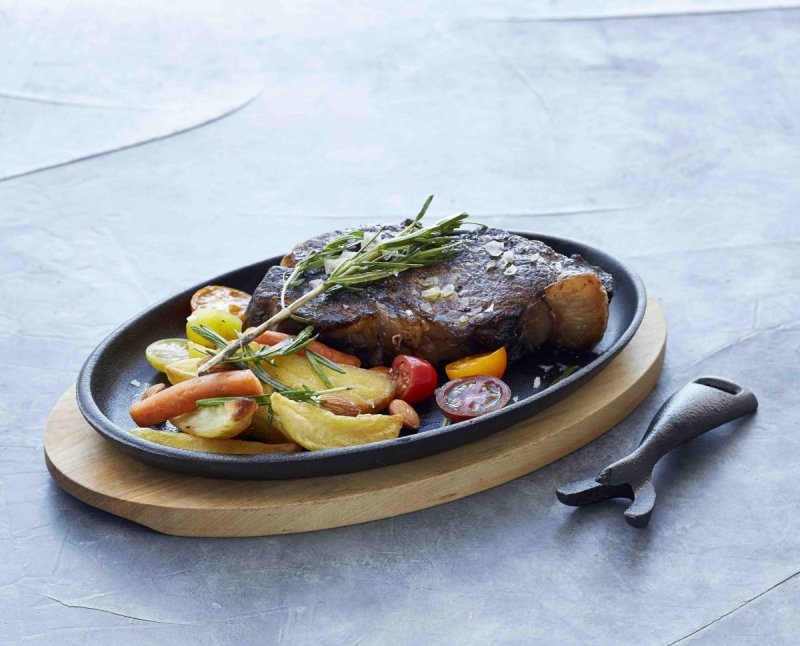 Holm PLATE Talerz / Półmisek Żeliwny na Drewnianej Podstawce
