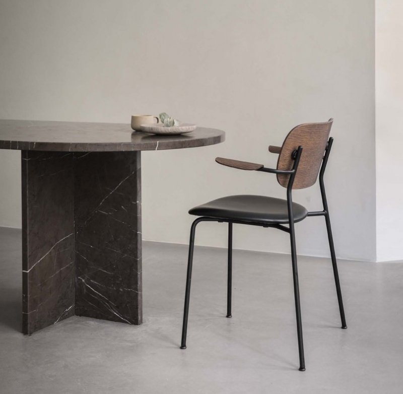 Menu CO DINING Krzesło Czarne z Podłokietnikiem - Siedzisko Skóra Czarna - Oparcie i Podłokietnik Czarny Dąb