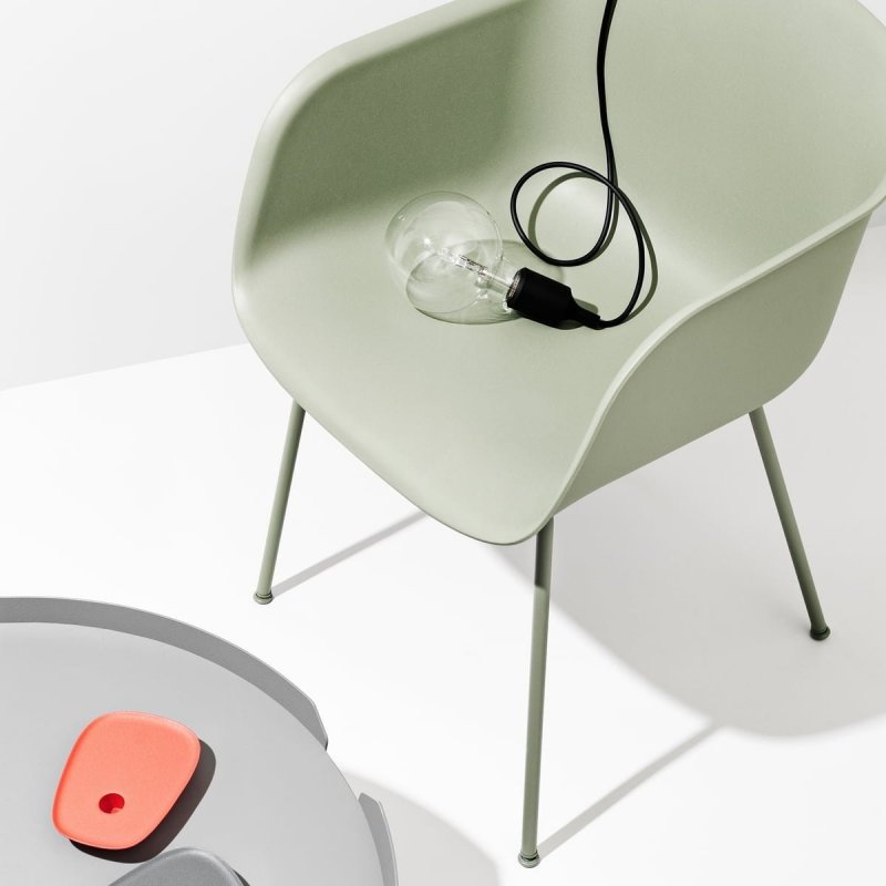 Muuto FIBER ARMCHAIR TUBE BASE Krzesło - Czarne - Siedzisko Tapicerowane Tkaniną Remix 183